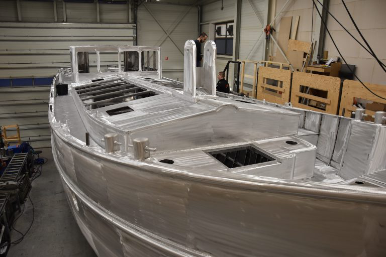 Zicht over het voordek tijdens de bouw, met openingen voor de verdere inrichting.