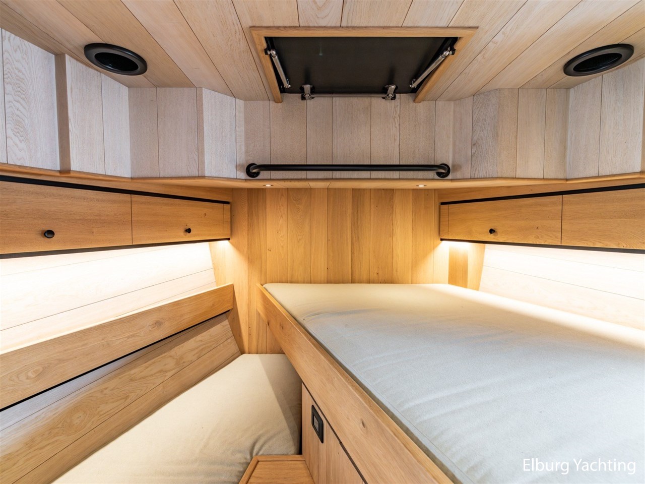 De slaapruimte met bed en ingebouwde houten bergruimte.