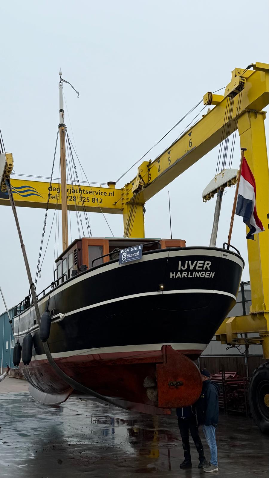 De IJVER in de scheepslift. De romp, het roer en de schroef zijn boven water goed zichtbaar.
