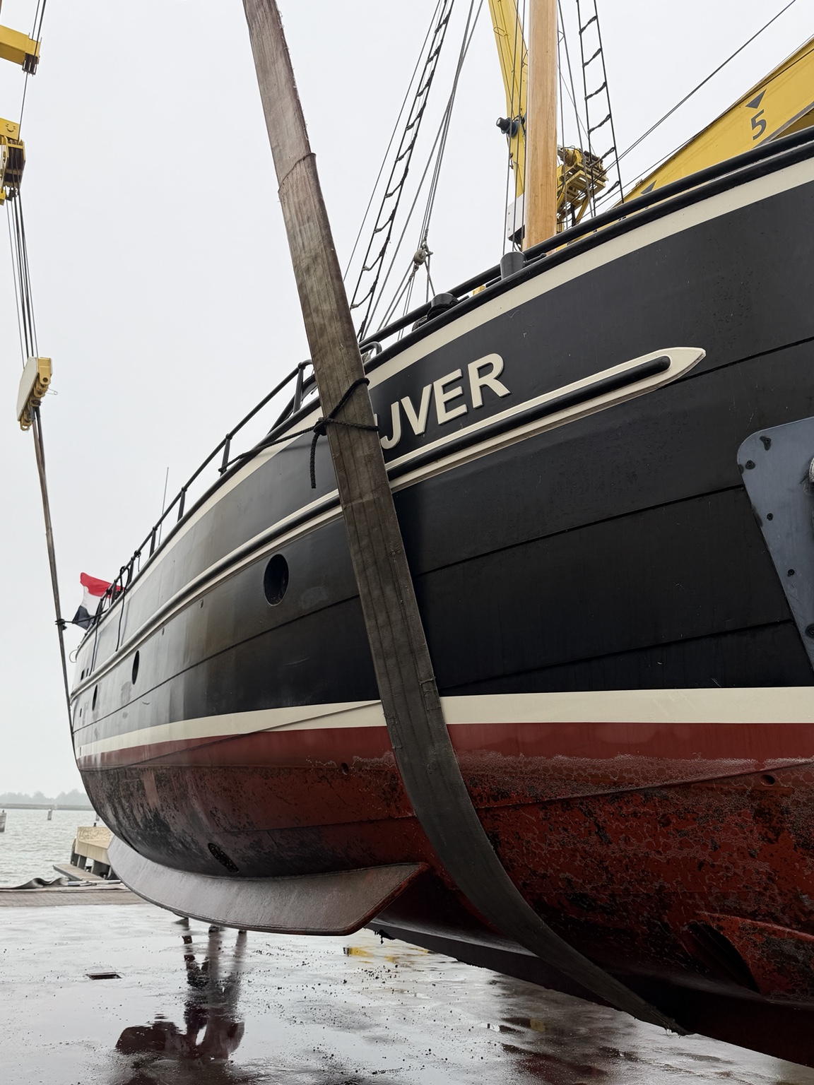 De IJver op de kant, met de romp en onderwaterzijde van dichtbij.