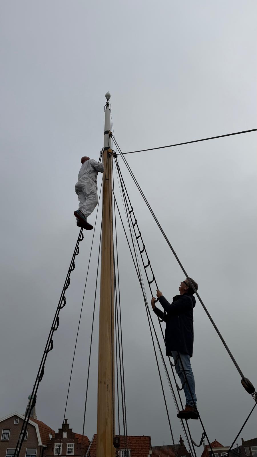 Werk aan de mast van De IJVER, gezien vanaf het dek.